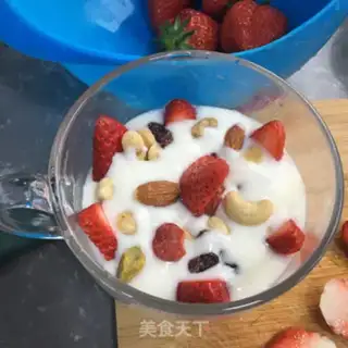 Make A nut strawberry yogurt cup step 5