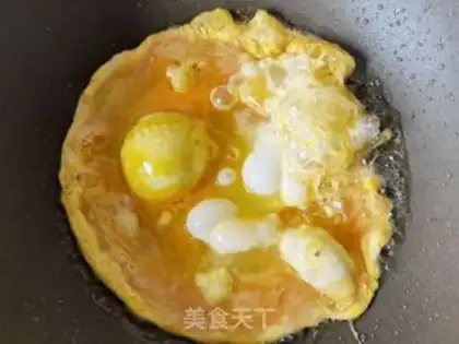 Make Cream pepper onion wood fried eggs step 4