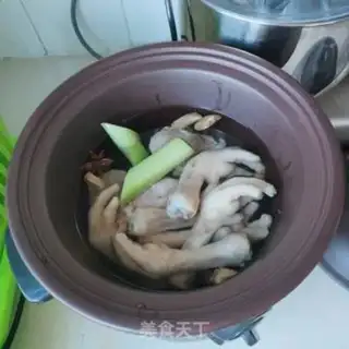 Make Chicken claw bone soup step 1
