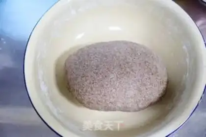 Make Black whole wheat pork veal bun step 1
