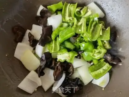 Make Cream pepper onion wood fried eggs step 7