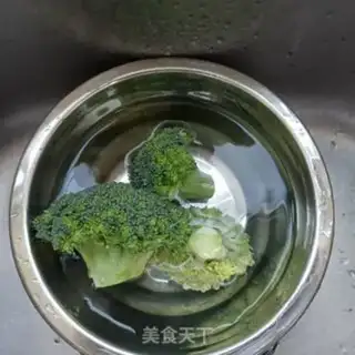 Make The broccoli sauce, the heart step 0
