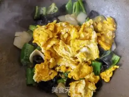 Make Cream pepper onion wood fried eggs step 11
