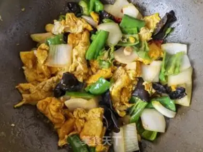 Make Cream pepper onion wood fried eggs step 12