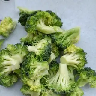 Make The broccoli sauce, the heart step 1