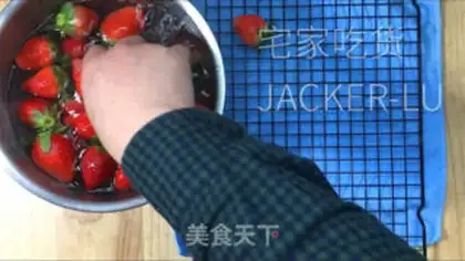 Make Homemade strawberry sauce step 0