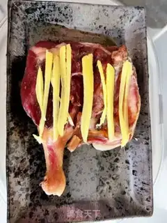 Make The flower sculptor steamed duck legs step 1