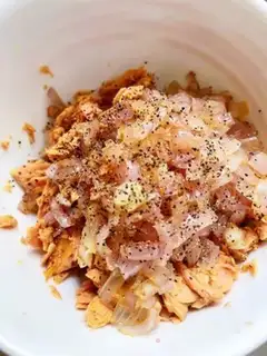 Make Onions mixed with fish salad step 4