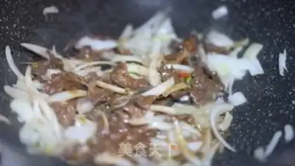 Make Onion beef fried rice step 3