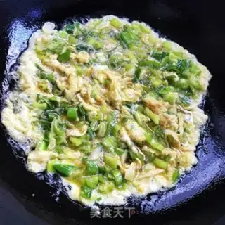 Make Onion pepper fried eggs step 5