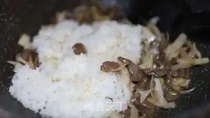 Make Onion beef fried rice step 4