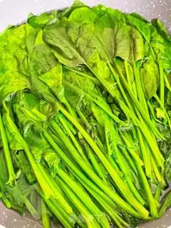 Make Spicy spinach step 1
