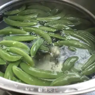 Make Garlic sweet peas step 1