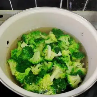 Make Garlic broccoli step 2