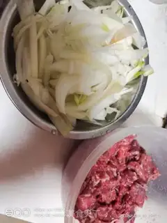 Make Onion beef step 0