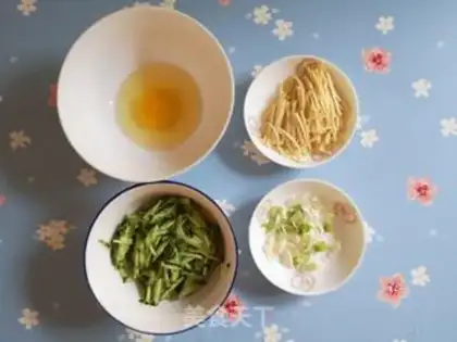 Make cucumber omelet soup step 1
