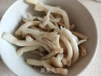 Make White mushroom eggs are fried step 1