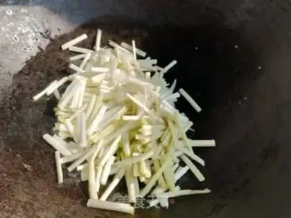 Make White mushroom eggs are fried step 3