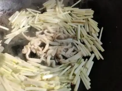 Make White mushroom eggs are fried step 4