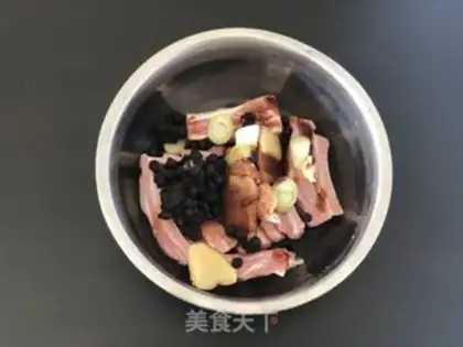 Make Bean rice evaporated ribs step 1
