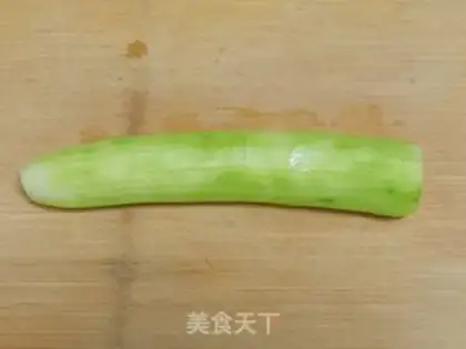 Make cucumber omelet soup step 1