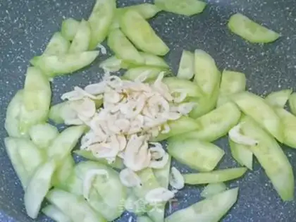 Make cucumber omelet soup step 5