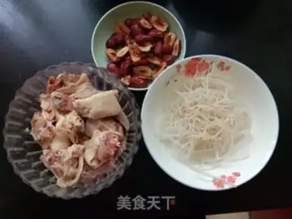 Make A chicken soup with red dates step 0