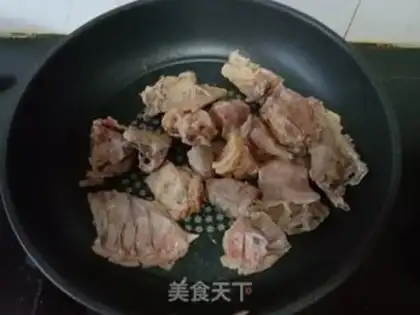 Make A chicken soup with red dates step 1