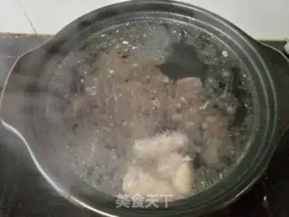 Make A chicken soup with red dates step 2