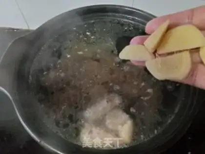 Make A chicken soup with red dates step 3