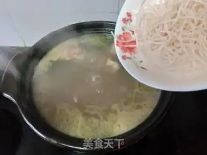 Make A chicken soup with red dates step 4