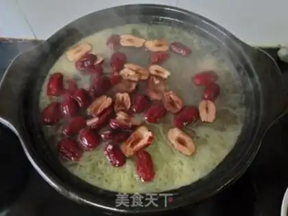 Make A chicken soup with red dates step 5