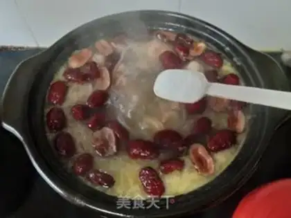 Make A chicken soup with red dates step 6