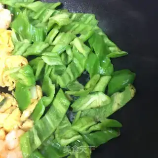 Make Shrimp fried egg pepper step 4