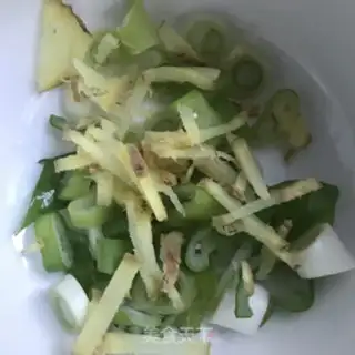Make Sichuan pork with green pepper step 2