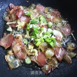 Make Sichuan pork with green pepper step 4