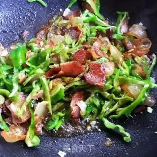 Make Sichuan pork with green pepper step 5
