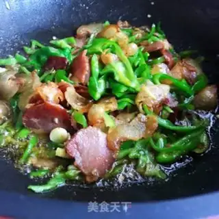 Make Sichuan pork with green pepper step 6