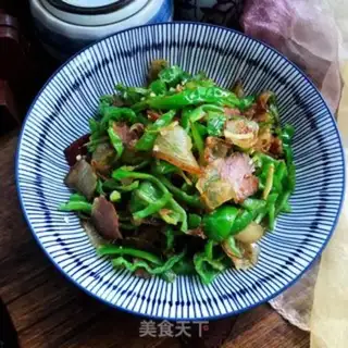 Make Sichuan pork with green pepper step 7