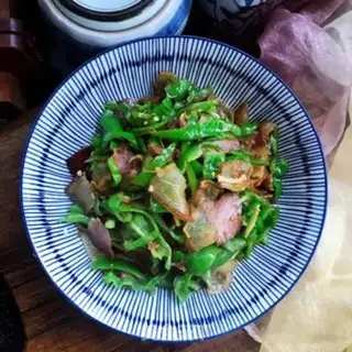 Make Sichuan pork with green pepper step 8