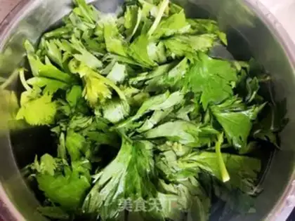 Make Sesame sauce, garlic, celery leaves step 1