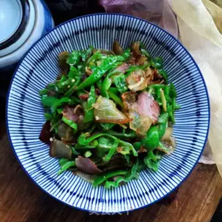 Make Sichuan pork with green pepper step 9