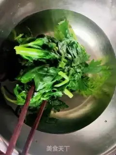 Make Sesame sauce, garlic, celery leaves step 3