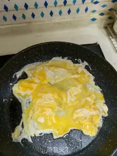 Make Eggs and gold noodles step 0