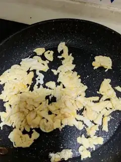 Make Eggs and gold noodles step 1