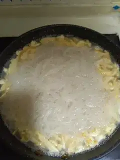 Make Eggs and gold noodles step 4