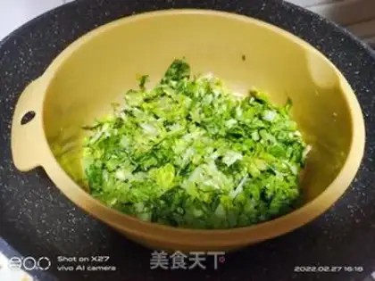 Make Celery meat dumplings step 1
