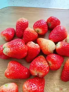 Make Homemade strawberry sauce step 1