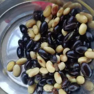 Make Two bean-cooked pig hoof step 1