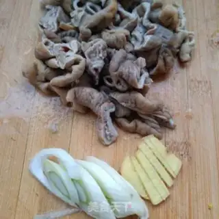 Make Red-oiled cuisine step 1